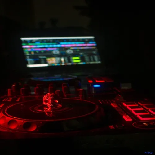 دانلود آهنگ تو باشی جلو خودکاری  ریمیکس مهدیار